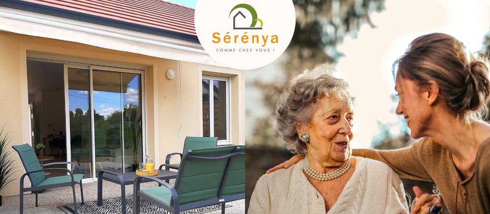 Terrasse d'une maison de plain-pied et logo Sérénya, avec une senior et son aidante