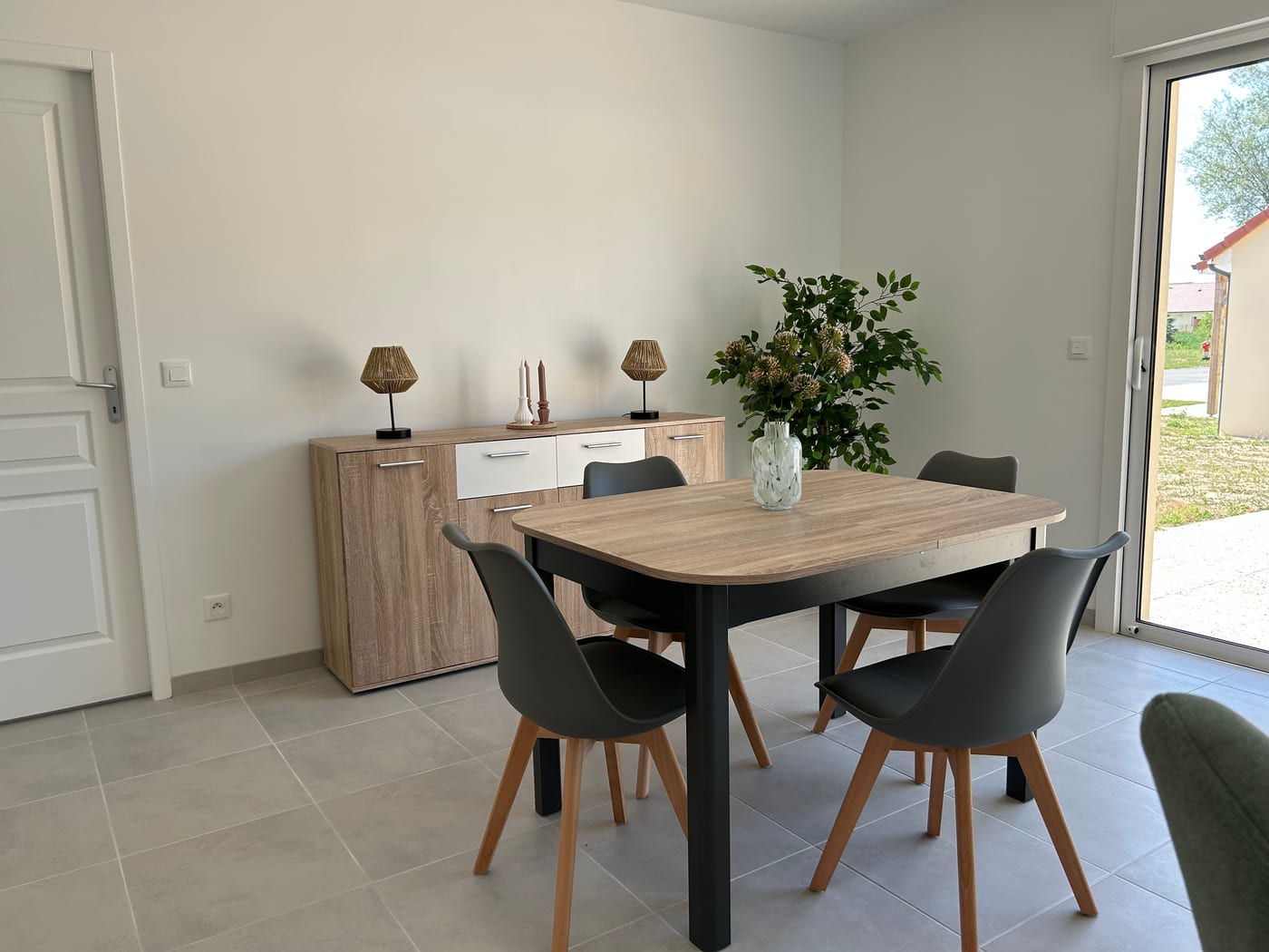 Salle à manger meublée d'une maison du village Sérénya à Contres