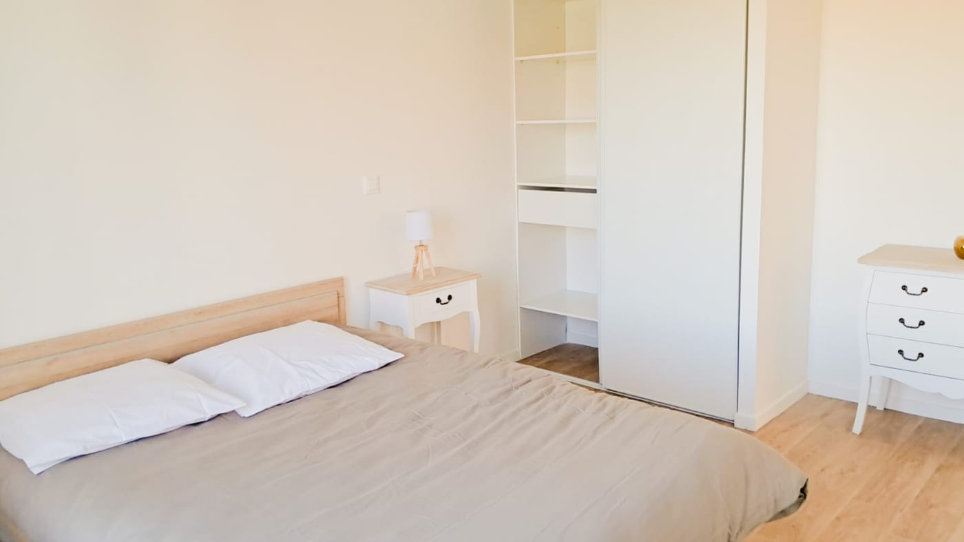 Chambre avec lit double et placard dans une maison de 3 pièces à Contres