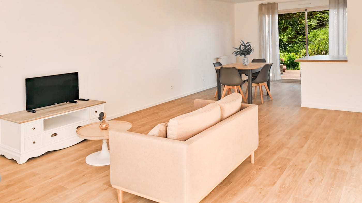 Salon avec canapé et télévision d'une maison de 3 pièces à Contres