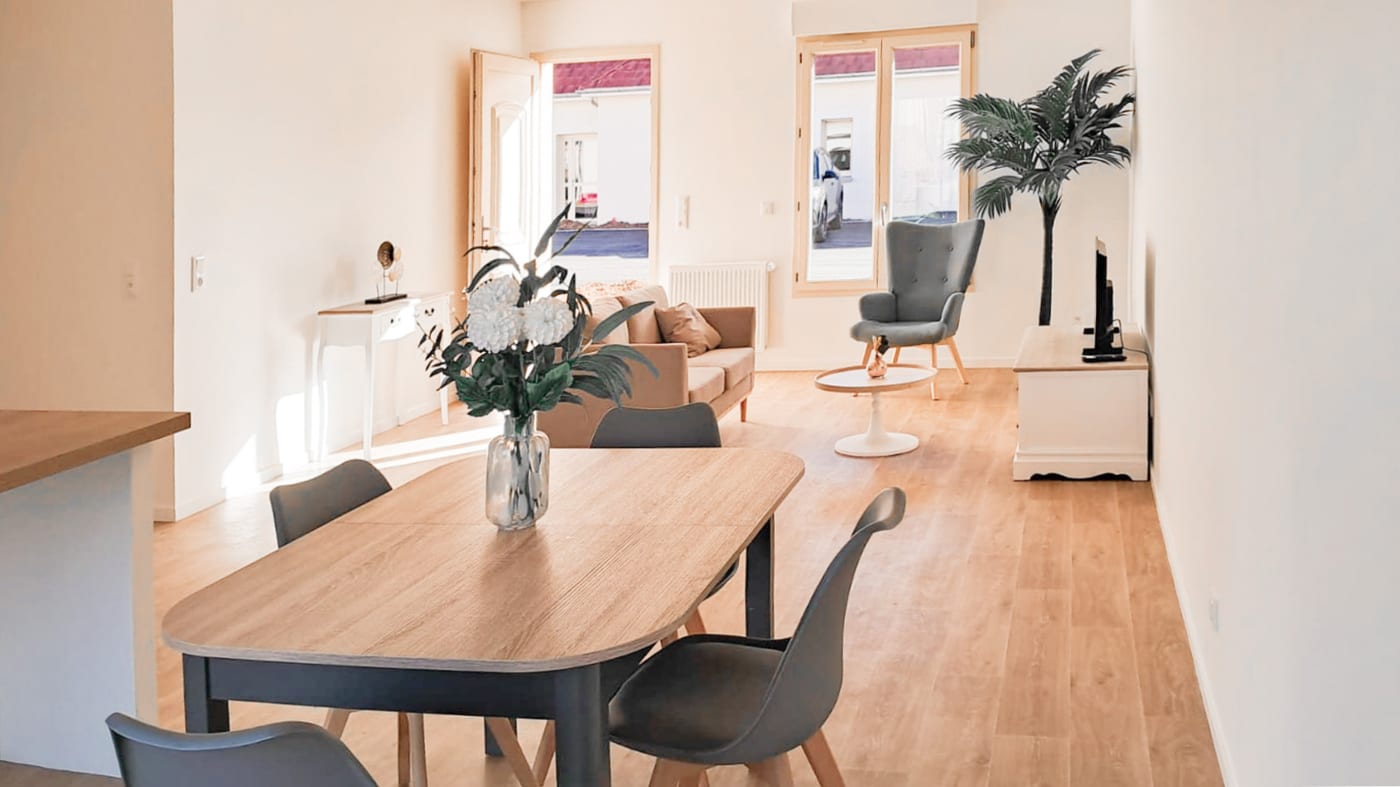 Séjour et salle à manger lumineux d'une maison de 3 pièces à Contres