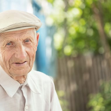 Joseph, résident du village Sérénya, portrait en plein air