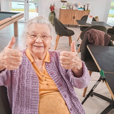 Micheline, résidente du village Sérénya, souriante et pouces levés
