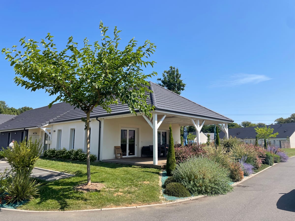 Maison de plain-pied avec jardin et arbre au village Sérénya à Contres