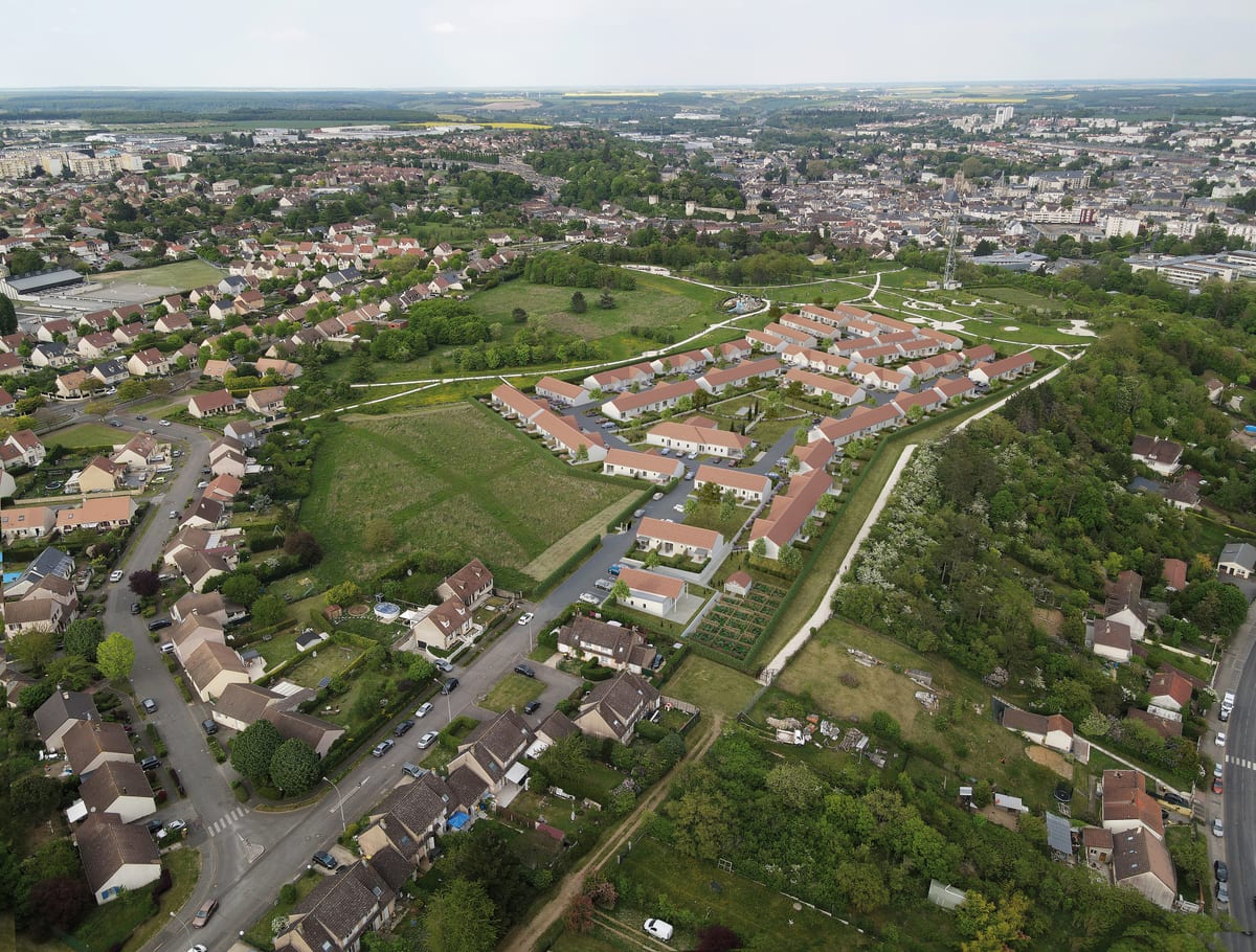 Vue aérienne du village Sérénya et de ses maisons à Dreux
